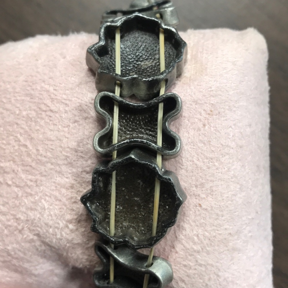 NWOT Beautiful Stretchy Mary Kay Rose Bracelet - Picture 2 of 2